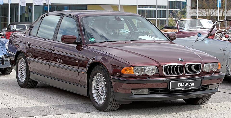 BMW 750iL 양산 세단. 네버 다이와 같은 모델의 참고 사진이며 영화 스틸이 아닙니다.