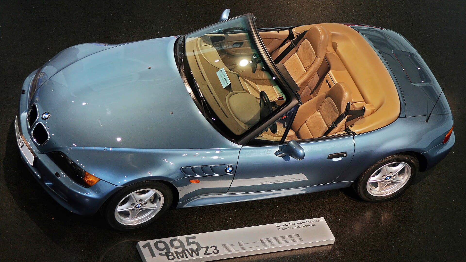 BMW Z3 양산 로드스터. 골든아이와 같은 모델의 참고 사진이며 영화 스틸이 아닙니다.