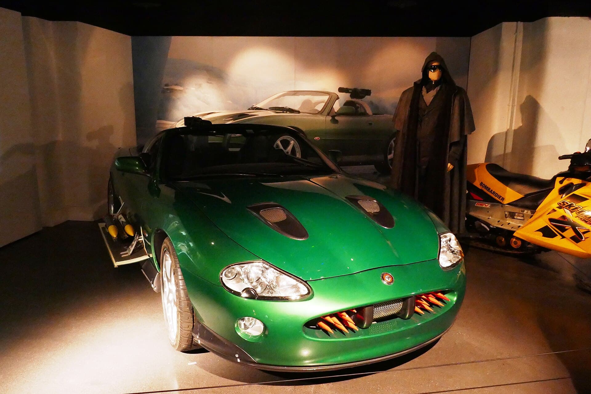 어나더데이의 재규어 XKR, 본드 인 모션 전시