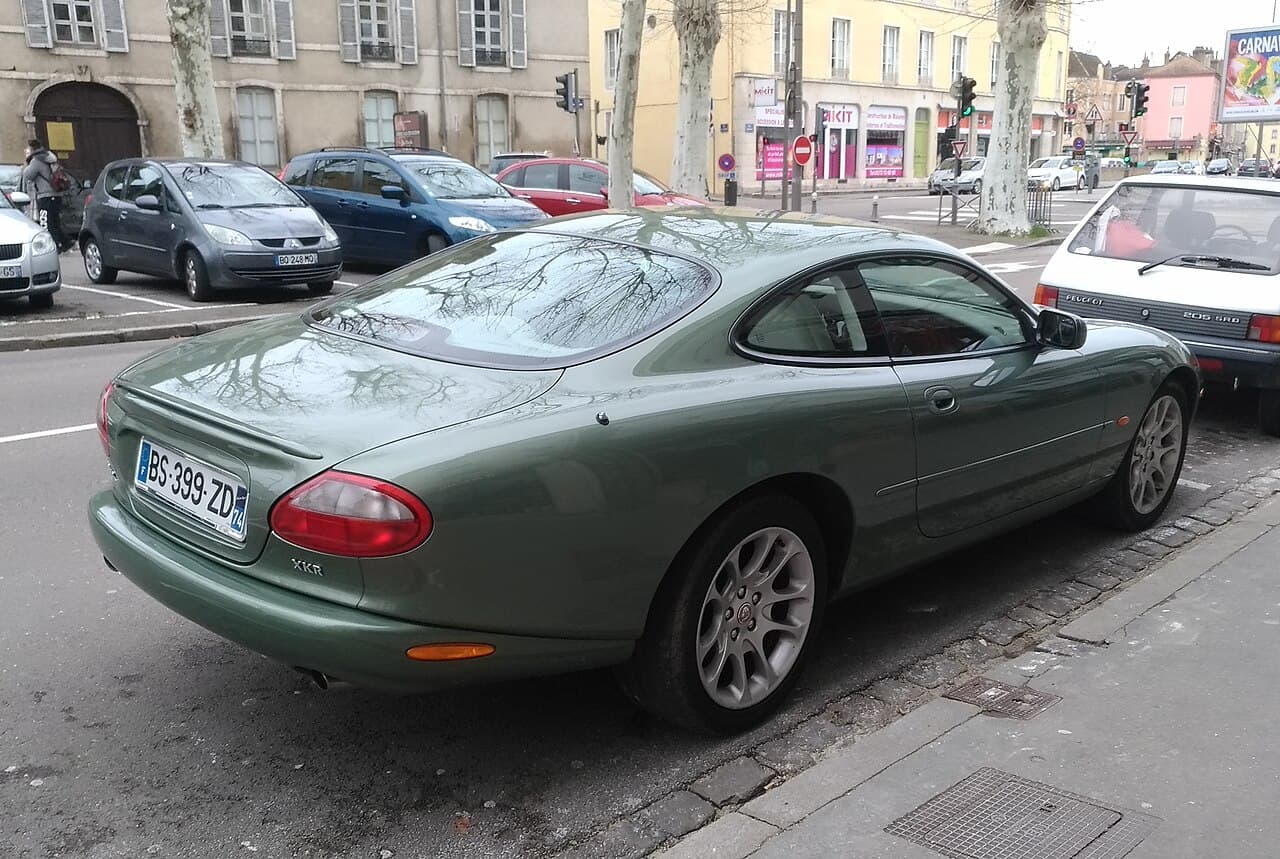 재규어 XKR 양산 쿠페. 어나더데이와 같은 모델의 참고 사진이며 영화 스틸이 아닙니다.