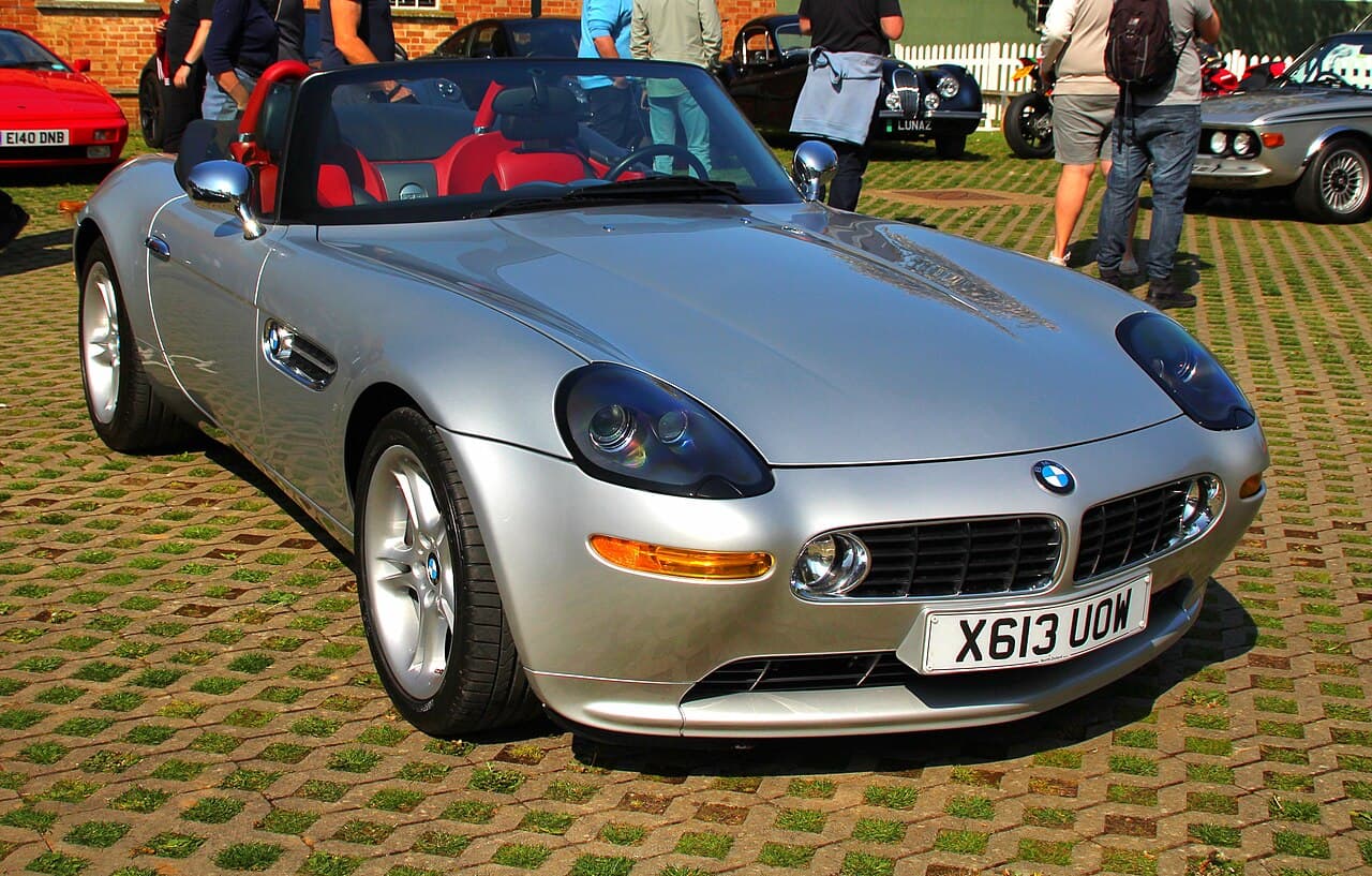 BMW Z8 양산 로드스터. 언리미티드와 같은 모델의 참고 사진이며 영화 스틸이 아닙니다.